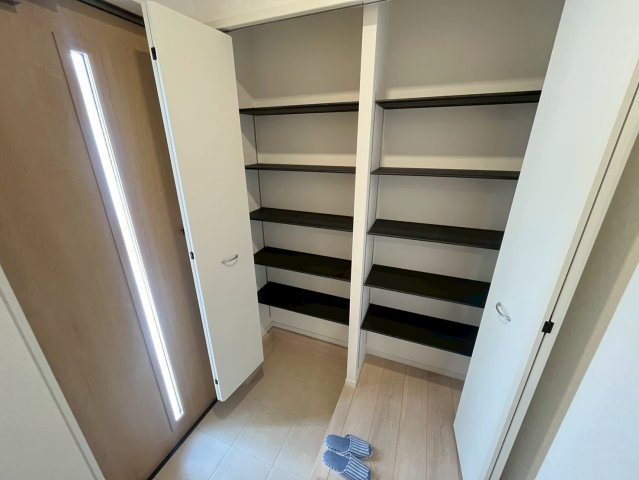 クレイドルガーデン南城市佐敷 1号棟（全3棟）※本日内覧可能※の収納|大きな玄関収納