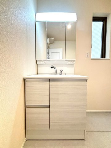 静岡市葵区田町７期　新築戸建　全７棟　G号棟の独立洗面台|清潔感のある洗面台。鏡の裏も収納になっているため歯ブラシなど細かいものもスッキリ収納できます！