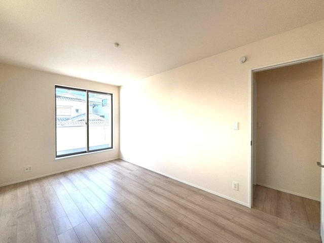 静岡市葵区田町７期　新築戸建　全７棟　G号棟の洋室|バルコニーに面した居室は日当たり、風通し良好です♪