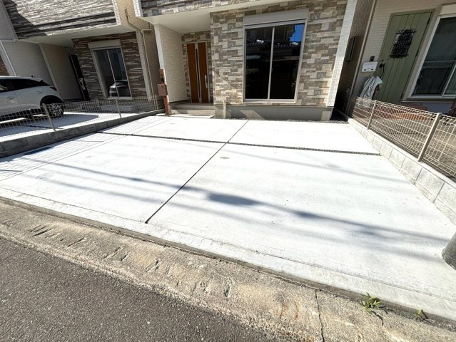 静岡市葵区田町７期　新築戸建　全７棟　G号棟の駐車場|駐車スペースはコンクリート仕上げになっているため、雨の日も足元が気になりません♪