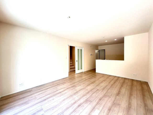 静岡市葵区田町７期　新築戸建　全７棟　G号棟の居間・リビング|明るい光が差し込むリビングは自然と家族が集まる場所になりそうですね。
