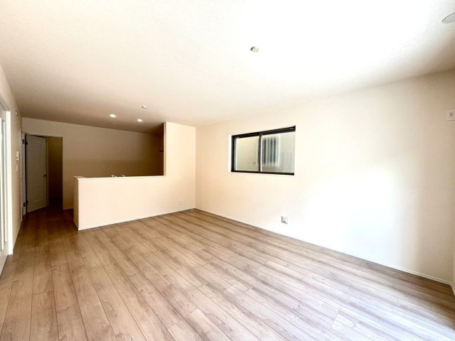 静岡市葵区田町７期　新築戸建　全７棟　G号棟の居間・リビング|どんなインテリアも馴染む白を基調としたリビング。