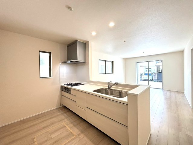 静岡市葵区田町７期　新築戸建　全７棟　G号棟のキッチン|開放的な対面式キッチン。キッチンからはリビング全体が見渡せます。