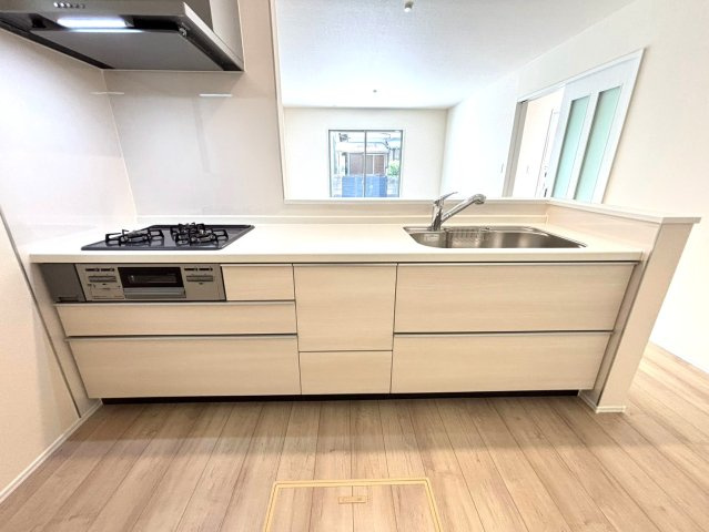 静岡市葵区田町７期　新築戸建　全７棟　G号棟のキッチン|収納豊富なシステムキッチン。限られたスペースを有効活用できる床下収納もございます。
