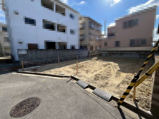 【前面道路含む現地写真】 | 菩提　新築一戸建 | 【スマートロック採用】玄関ドアはスマートロックを採用しています。セキュリティー面も機能面も充実した新築戸建です。