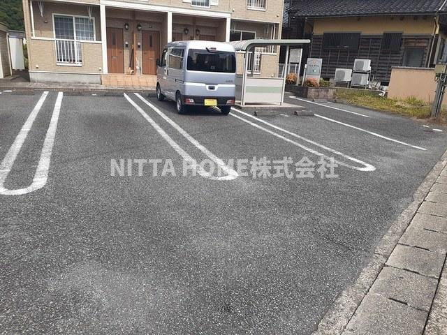 豊岡市森のアパートの駐車場|敷地内に駐車場も完備(^^)/