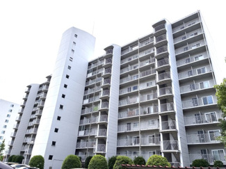 【外観】 | 南茨木ハイタウン美沢A棟 | ■新規専任物件■南茨木ハイタウン美沢A棟■2路線3駅利用可能！■阪急｢南茨木｣駅徒歩約8分■専有面積58.09平米■南向きバルコニーにつき陽当たり良好■2面バルコニーにて通風良好■トランクルームあり
