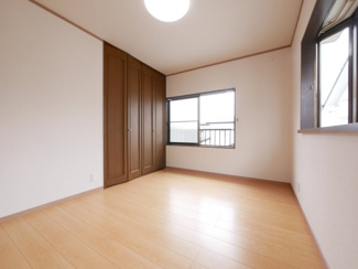 【洋室】 | 山梨市大野 オール電化再生中古住宅 内外装大変綺麗です。 | 2階　西側洋室　6帖