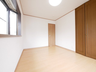 【洋室】 | 山梨市大野 オール電化再生中古住宅 内外装大変綺麗です。 | 2階　西側洋室　6帖