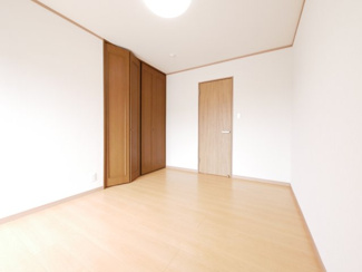 【洋室】 | 山梨市大野 オール電化再生中古住宅 内外装大変綺麗です。 | 2階　真ん中洋室　6帖