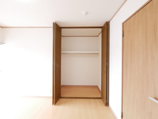 【収納】 | 山梨市大野 オール電化再生中古住宅 内外装大変綺麗です。 | 2階　真ん中洋室　6帖のクローゼット