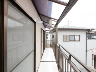 【バルコニー】 | 山梨市大野 オール電化再生中古住宅 内外装大変綺麗です。 | 2部屋から出入り可能なバルコニー