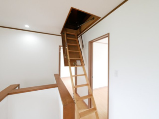 【内装】 | 山梨市大野 オール電化再生中古住宅 内外装大変綺麗です。 | グルニエ入り口の階段
