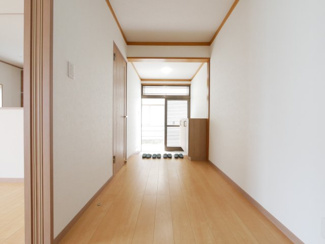 【玄関】 | 山梨市大野 オール電化再生中古住宅 内外装大変綺麗です。 | 1階玄関ホールも広々