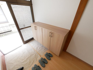【玄関】 | 山梨市大野 オール電化再生中古住宅 内外装大変綺麗です。 | 下駄箱も新品交換済み