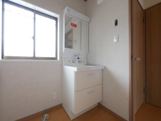 【独立洗面台】 | 山梨市大野 オール電化再生中古住宅 内外装大変綺麗です。 | 洗面台も新品交換済み　大きな窓付き洗面室は換気もばっちり