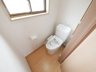 【トイレ】 | 山梨市大野 オール電化再生中古住宅 内外装大変綺麗です。 | 1階トイレ　新品交換済み　ウォシュレット付き