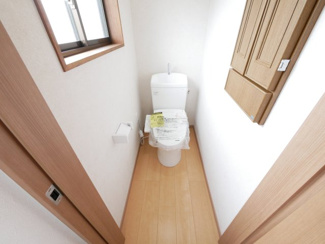 【トイレ】 | 山梨市大野 オール電化再生中古住宅 内外装大変綺麗です。 | 2階トイレ　新品交換済み　ウォシュレット付き