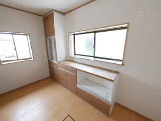 【キッチン】 | 山梨市大野 オール電化再生中古住宅 内外装大変綺麗です。 | キッチン背面キャビネットを新設　窓付きのキッチンは明るく換気もばっちり