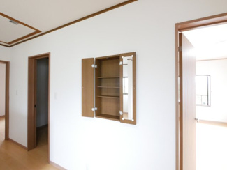 【その他】 | 山梨市大野 オール電化再生中古住宅 内外装大変綺麗です。 | 2階ホールのニッチ