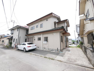 【外観】 | 山梨市大野 オール電化再生中古住宅 内外装大変綺麗です。 | カースペースは2台分　軽自動車が混じればもう一台停まります。