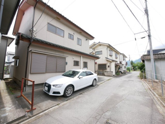 【前面道路含む現地写真】 | 山梨市大野 オール電化再生中古住宅 内外装大変綺麗です。 | お気軽にお問合せください。現地をご案内いたします。