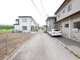 【前面道路含む現地写真】 | 山梨市大野 オール電化再生中古住宅 内外装大変綺麗です。 | 前面道路　居住者しか往来しない道路です。
