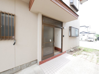 【玄関】 | 山梨市大野 オール電化再生中古住宅 内外装大変綺麗です。 | 玄関　玄関は引き戸です。
