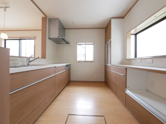 【キッチン】 | 山梨市大野 オール電化再生中古住宅 内外装大変綺麗です。 | キッチンとキャビネットは新品に交換済み　明るく、機能的なキッチンです。