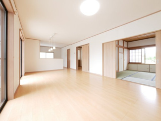 【居間・リビング】 | 山梨市大野 オール電化再生中古住宅 内外装大変綺麗です。 | 20帖のＬＤＫ　南に面し明るいリビング