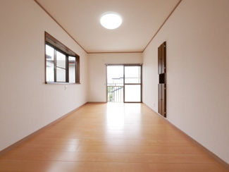 【居間・リビング】 | 山梨市大野 オール電化再生中古住宅 内外装大変綺麗です。 | 2階　7.5帖　洋室　ウォークインクローゼット付きのお部屋です。