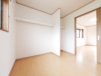 【収納】 | 山梨市大野 オール電化再生中古住宅 内外装大変綺麗です。 | 2階7.5帖洋室のウォークインクローゼット　約4.5帖の広さ
