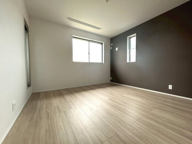 タマタウン　大垣市長松町（荒崎小）　全3区画分譲の寝室|全居室にたっぷり収納できる大型収納を設置。窓ガラスは断熱性能や結露防止効果の高いペアガラスです。