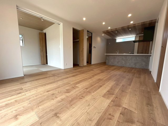 タマタウン　大垣市長松町（荒崎小）　全3区画分譲の居間・リビング|最高級グレードの床材グラフィアート仕様。家族が増える事を考えて約20帖近くの広さにこだわっています
