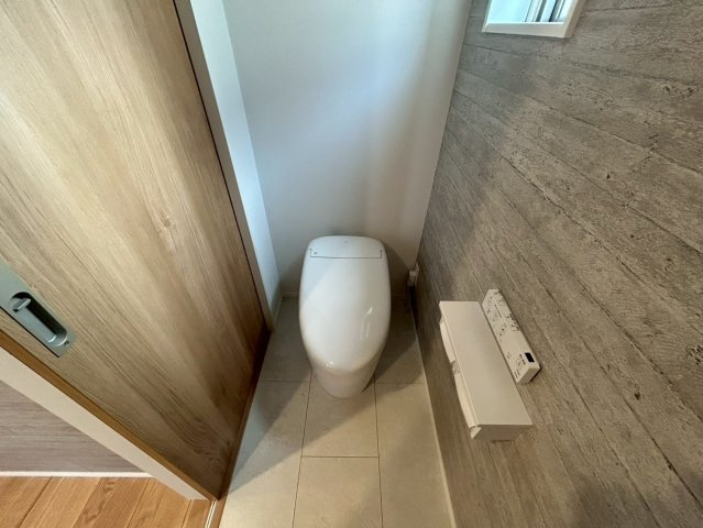 タマタウン　大垣市長松町（荒崎小）　全3区画分譲のトイレ|超節水型の水洗トイレを標準採用。汚れが付きにくいコーティング加工で、いつでも清潔に保てる便座を装備。