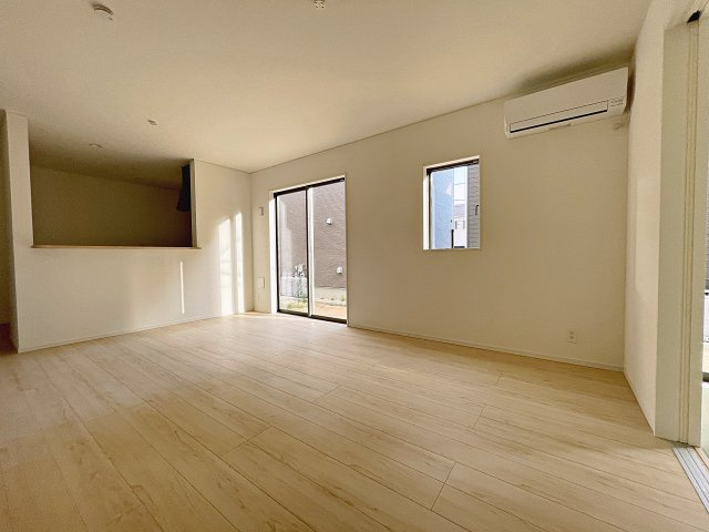 新築戸建・新築建売　喜多方市常盤台第3　松山小・第二中の居間・リビング|キッチンの前にダイニングテーブルを設置すれば、お料理の配膳もスムーズです！