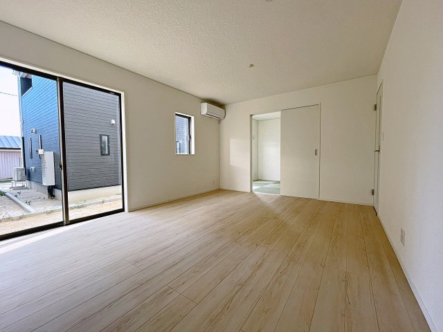 新築戸建・新築建売　喜多方市常盤台第3　松山小・第二中の居間・リビング|太陽の日差しが気持ちの良いリビングは広々としているので家具を設置してもゆとりがあります！