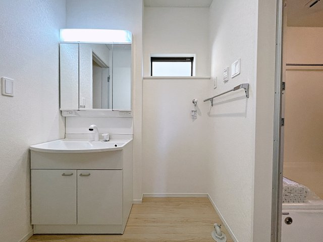 新築戸建・新築建売　喜多方市常盤台第3　松山小・第二中の独立洗面台|三面鏡洗面台で朝の身支度もしやすく収納力も◎洗面台に物を置かずすっきり清潔に保つことができます！