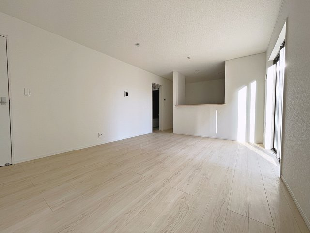 新築戸建・新築建売　喜多方市常盤台第3　松山小・第二中の居間・リビング|16帖のLDKは南側の大きな窓から日差しが入り明るく気持ちのいい家族団らんスペースです！