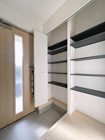 新築戸建・新築建売　喜多方市常盤台第3　松山小・第二中の玄関|大容量のシューズボックスがあり収納豊富な玄関スペース。玄関ドアから日差しが入り明るいです！