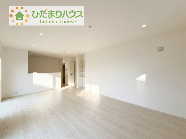 【居間・リビング】 | 取手市野々井第1期　新築戸建　2号棟 | リビングの大きな窓からは、暖かな日の光が降り注ぎます・・・