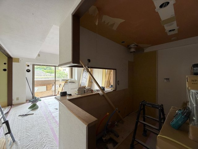 ただいま絶賛施工中！！７月下旬には生まれ変わるペット飼育可能なマンション！！確か、屋上も使えたはずの“寿々㐂家”近きイケイケ！！毎日並べる好立地な『フェイム上星川』リフォームのキッチン|キッチンです