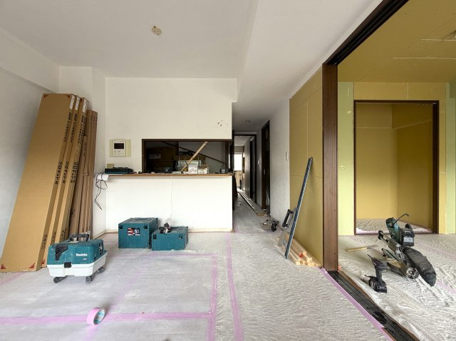 ただいま絶賛施工中！！７月下旬には生まれ変わるペット飼育可能なマンション！！確か、屋上も使えたはずの“寿々㐂家”近きイケイケ！！毎日並べる好立地な『フェイム上星川』リフォームの居間・リビング|使いやすい居間です