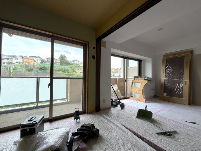ただいま絶賛施工中！！７月下旬には生まれ変わるペット飼育可能なマンション！！確か、屋上も使えたはずの“寿々㐂家”近きイケイケ！！毎日並べる好立地な『フェイム上星川』リフォームの居間・リビング|ゆったり過ごせる居間です
