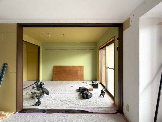 ただいま絶賛施工中！！７月下旬には生まれ変わるペット飼育可能なマンション！！確か、屋上も使えたはずの“寿々㐂家”近きイケイケ！！毎日並べる好立地な『フェイム上星川』リフォームの洋室|明るい洋室です