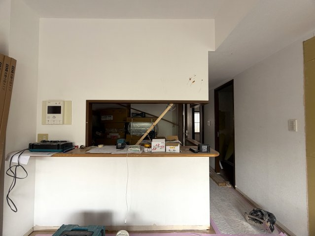 ただいま絶賛施工中！！７月下旬には生まれ変わるペット飼育可能なマンション！！確か、屋上も使えたはずの“寿々㐂家”近きイケイケ！！毎日並べる好立地な『フェイム上星川』リフォームの居間・リビング|ゆったりとしたリビングです