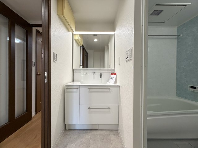 ペット飼育可能なマンション！！眺望感もありつつ、確か、屋上も使えたはず（間違ってたらすみません）の“寿々㐂家”近き、毎日並べる好立地なラーメンマンション『フェイム上星川ヒルサイドテラス』リフォームの独立洗面台|独立洗面化粧台付き