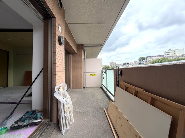 ただいま絶賛施工中！！７月下旬には生まれ変わるペット飼育可能なマンション！！確か、屋上も使えたはずの“寿々㐂家”近きイケイケ！！毎日並べる好立地な『フェイム上星川』リフォームのバルコニー|外からの目が気にならないバルコニーで洗濯物が干せます