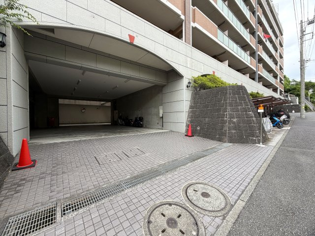 ただいま絶賛施工中！！７月下旬には生まれ変わるペット飼育可能なマンション！！確か、屋上も使えたはずの“寿々㐂家”近きイケイケ！！毎日並べる好立地な『フェイム上星川』リフォームの駐車場|駐車場に車を止められます