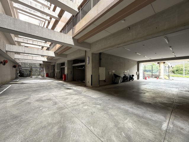 ただいま絶賛施工中！！７月下旬には生まれ変わるペット飼育可能なマンション！！確か、屋上も使えたはずの“寿々㐂家”近きイケイケ！！毎日並べる好立地な『フェイム上星川』リフォームの駐車場|駐車場の用意があります